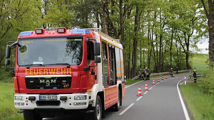 Die Adelsdorfer Feuerwehr sicherte die Unfallstelle.  Foto: Andreas Dorsch
