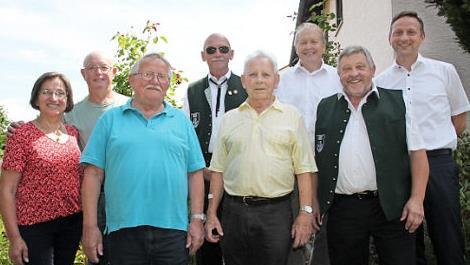 Die Vereine gratulierten Fred K&ouml;gel (Vierter von rechts) zu seinem 85. Geburtstag. Das Bild zeigt ihn zusammen mit (von rechts) B&uuml;rgermeister und TSC-Vorsitzenden Robert Bosch, Vorsitzendem Hans-J&uuml;rgen Kastner vom Musikverein Mainleus, Gemeinderat Klaus Marx (Awo und SPD), stellvertretenden Vorsitzendem Richard Winkler vom Musikverein, Konrad Wich von der Awo, SPD-Kassier Gert H&uuml;hnlein und Awo-Vorsitzender Adelheid Wich. Foto: Stephan St&ouml;ckel