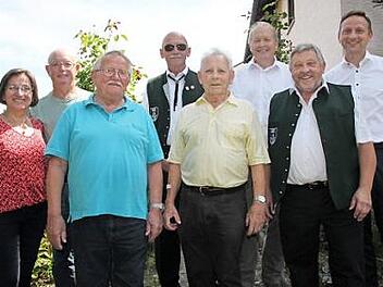 Die Vereine gratulierten Fred Kögel (Vierter von rechts) zu seinem 85. Geburtstag. Das Bild zeigt ihn zusammen mit (von rechts) Bürgermeister und TSC-Vorsitzenden Robert Bosch, Vorsitzendem Hans-Jürgen Kastner vom Musikverein Mainleus, Gemeinderat Klaus Marx (Awo und SPD), stellvertretenden Vorsitzendem Richard Winkler vom Musikverein, Konrad Wich von der Awo, SPD-Kassier Gert Hühnlein und Awo-Vorsitzender Adelheid Wich. Foto: Stephan Stöckel