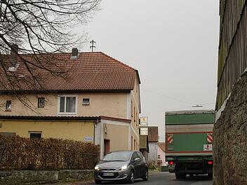 Dieses Foto ist aus dem Jahr 2016, doch sieht das "Nadelöhr" in Kothen heute noch genauso aus. Vom staatlichen Bauamt erhalte Bürgermeister Vogel nur ungenaue Informationen, sagte er bei der Bürgerversammlung. Foto: Stephanie Elm