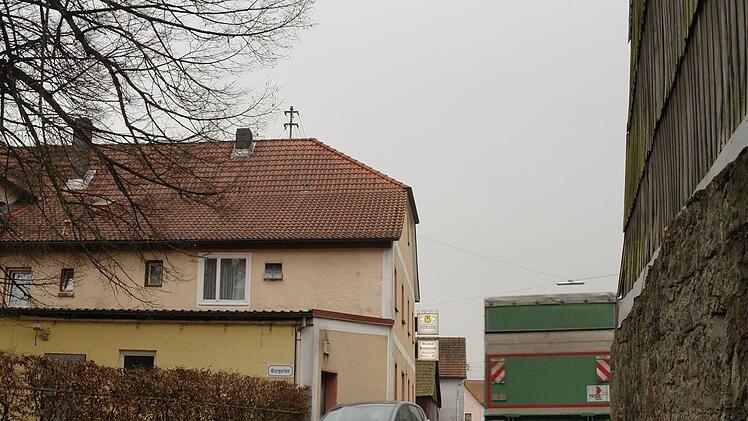 Dieses Foto ist aus dem Jahr 2016, doch sieht das "Nadelöhr" in Kothen heute noch genauso aus. Vom staatlichen Bauamt erhalte Bürgermeister Vogel nur ungenaue Informationen, sagte er bei der Bürgerversammlung. Foto: Stephanie Elm