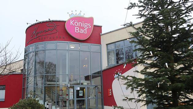 Neben einem gro&szlig;en Saunabereich bietet das K&ouml;nigsbad in Forchheim auch so einiges an Abenteuer. Denn die beiden Rutschen im Bad versprechen rasante Abfahrten f&uuml;r Gro&szlig; und Klein. Foto: Barbara Herbst