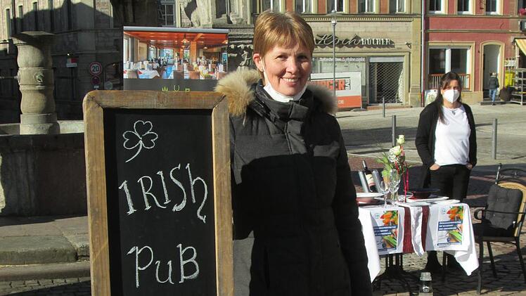 Geschäftsführerin Katja Helm wartet auf Gäste im Irish Pub und in ihrem Biergarten.