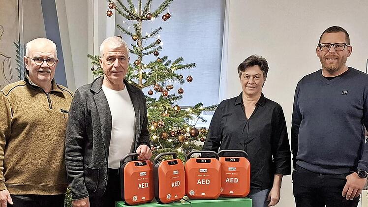B&uuml;rgermeisterkandidat Stefan Leikheim (rechts) hatte die Idee. Die Fraktionsmitglieder Heinz Fischer und Tanja Degen &uuml;bergeben vier Defibrillatoren an B&uuml;rgermeister Gregor Friedlein-Zech (Zweiter von links).