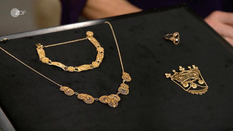 Wendela Horz erkannte ein Konvolut aus 585er Gold als Friesenschmuck und datierte Brosche, Ring, Collier und Armband ab 1950 bis in die 1980er-Jahre. Der Wunschpreis lag bei 2.000 Euro, die Sch&auml;tzung bei 2.200 bis 2.500 Euro und Daniel Meyer zahlte 2.200 Euro f&uuml;r den filigranen Traditionsschmuck.