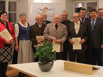 Unter anderem wurde Alfons Zeiler (Mitte) für 60 Jahre ehrenamtliches Engagement geehrt. Foto: privat