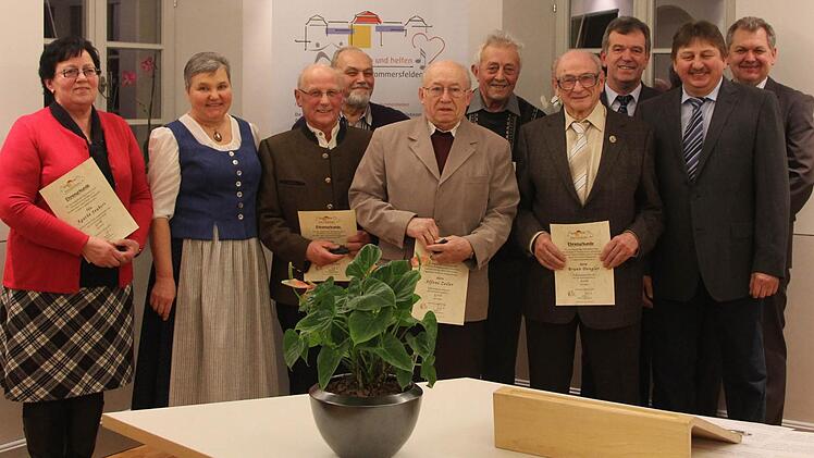 Unter anderem wurde Alfons Zeiler (Mitte) für 60 Jahre ehrenamtliches Engagement geehrt. Foto: privat