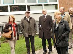 Bei der Besichtigung (von links) Konrektorin Luise Pannek, Direktor Hartmut Weis, Irmgard Ruhhammer, Bürgermeister Robert Herrmann, Wilhelm Schneider sowie weitere Kreisräte und Lehrkräfte. Foto: Geiling