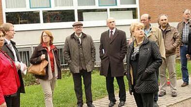 Bei der Besichtigung (von links) Konrektorin Luise Pannek, Direktor Hartmut Weis, Irmgard Ruhhammer, Bürgermeister Robert Herrmann, Wilhelm Schneider sowie weitere Kreisräte und Lehrkräfte. Foto: Geiling