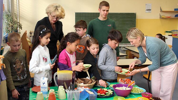 Bei einem Vor-Ort-Termin in der Adelsdorfer Grundschule hatte sich Projekt-Patin Adelinde Reinhardt (hinten links) ein Bild davon gemacht, wie der FSJler Felix Mitramescu und Andrea Homann den Kindern bei der Auswahl helfen und auch austeilen. Archiv/Johanna Blum