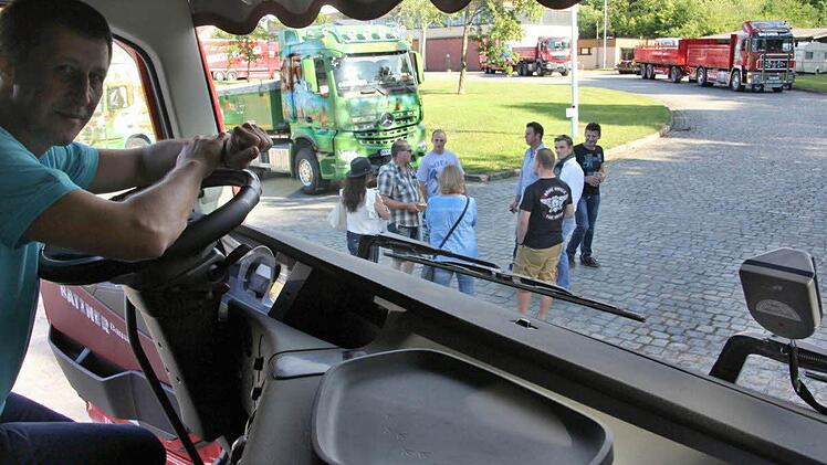 Bernd Batzner mitten im Fuhrpark