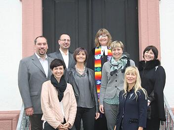 Die silberne Konfirmanden des Jahrgangs 1989 feierten zusammen mit Pfarrerin Barbara Weichert (hinten): Michaela Appel (geborene Elm), Kerstin Kohlhepp (geb. Fischer), Torsten Hereth, Thomas Kühnert, Kathrin Rausch, Sandra Strebl (geb. Schüssler) und Marina Ziegler. Foto: Weichert