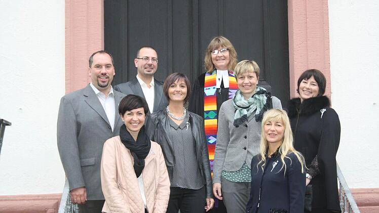 Die silberne Konfirmanden des Jahrgangs 1989 feierten zusammen mit Pfarrerin Barbara Weichert (hinten): Michaela Appel (geborene Elm), Kerstin Kohlhepp (geb. Fischer), Torsten Hereth, Thomas Kühnert, Kathrin Rausch, Sandra Strebl (geb. Schüssler) und Marina Ziegler. Foto: Weichert