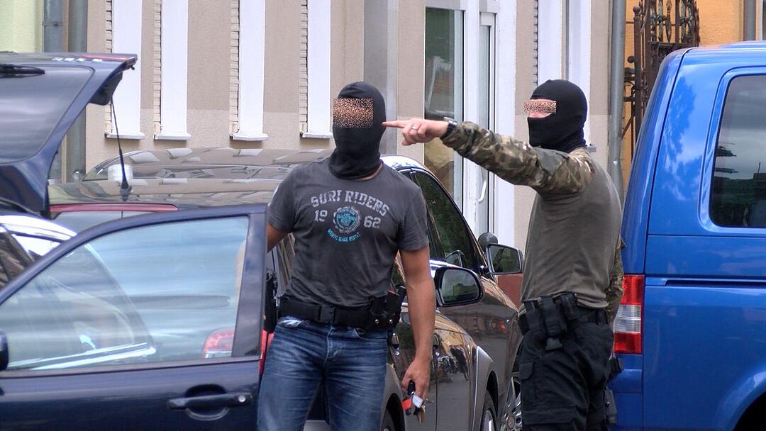 SEK Einsatz - Mann droht mit angeblicher Waffe