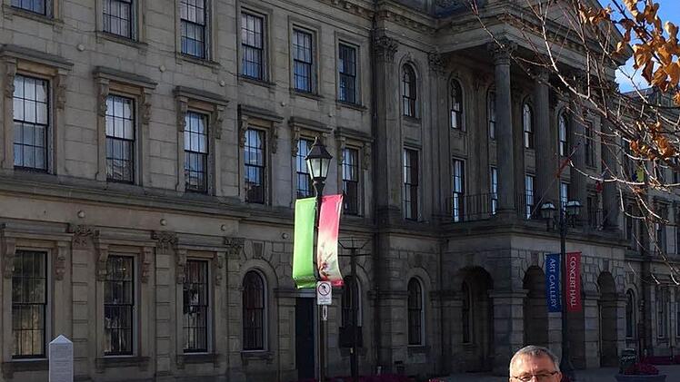 Jürgen Heeb vor der Victoria Hall, dem Rathaus von Cobourg in Kanada. Foto: privat