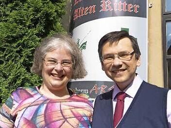 Gundula und Günter Beck haben die Apotheke "Zum Alten Ritter" übernommen.  Foto: Carmen Schwind