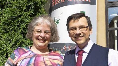 Gundula und Günter Beck haben die Apotheke "Zum Alten Ritter" übernommen.  Foto: Carmen Schwind