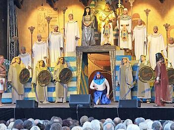 Alle auf einer Bühne, dicht an dicht: Radames (links) und Aida (vorne rechts) spielen direkt neben dem Venezia-Festival-Opera-Orchester (ganz rechts) unter Leitung von Nayden Todorov.  Foto: Ralf Kestel
