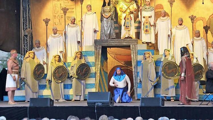 Alle auf einer Bühne, dicht an dicht: Radames (links) und Aida (vorne rechts) spielen direkt neben dem Venezia-Festival-Opera-Orchester (ganz rechts) unter Leitung von Nayden Todorov.  Foto: Ralf Kestel