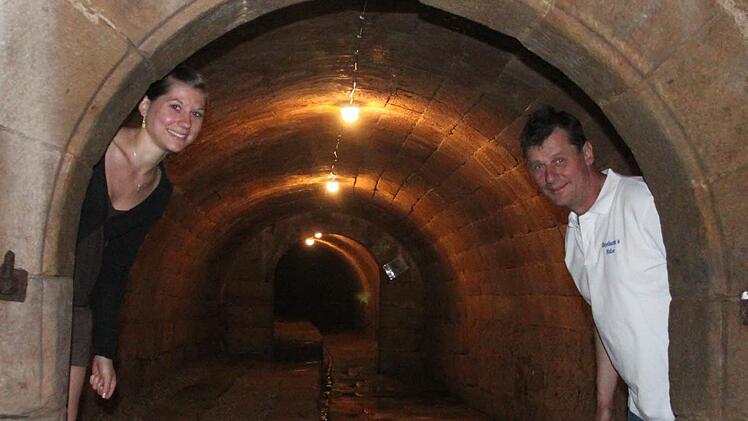 Norbert Engelhardt und seine Tochter Eva im Bierkeller, der 1867 angelegt wurde. Er befindet sich rund zwölf Meter unter der Erde. Einst wurde hier Gerstensaft gelagert, heute ist er ein nostalgisches Relikt. Foto: Matthias Einwag