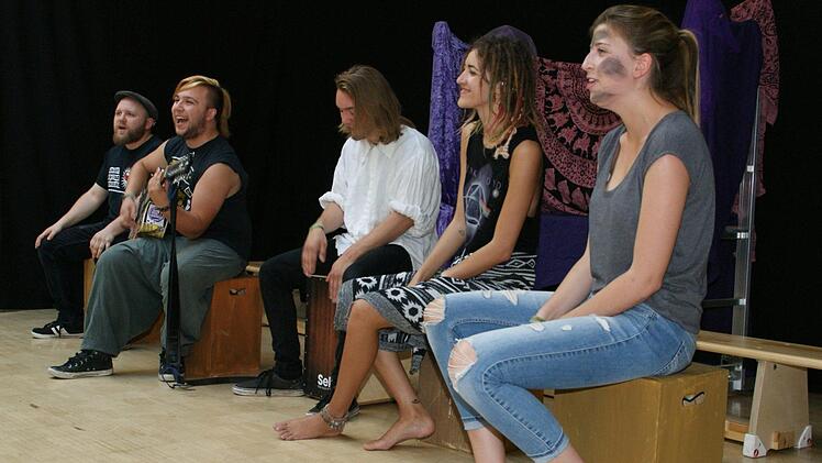 Spielfreude und musikalisches Talent bewiesen die Faks-Abschluss-Schüler bei der Aufführung von "Tabaluga und die Reise zur Vernunft". Unser Bild zeigt von links Oliver Tülp, Benjamin Dillinger, Maximilian Streit, Sophia Löffler und Lena Binder.