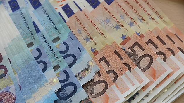 Bargeld im Wert von fast 10.000 Euro hat eine Frau am Samstag (7. August 2021) am N&uuml;rnberger Flughafen auf dem Boden gefunden.