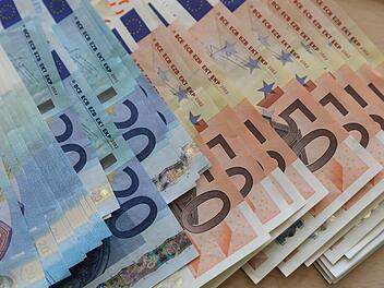 Bargeld im Wert von fast 10.000 Euro hat eine Frau am Samstag (7. August 2021) am Nürnberger Flughafen auf dem Boden gefunden.