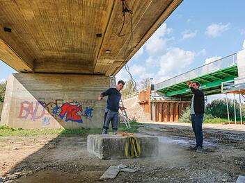 Testaufbau von unten: Ein 1,5 Tonnen schweres Gewicht wird einige Zentimeter hochgezogen und fallengelassen. Die Sensoren messen jetzt, wie die Brücke "zurückschnelzt". Foto: Matthias Hoch