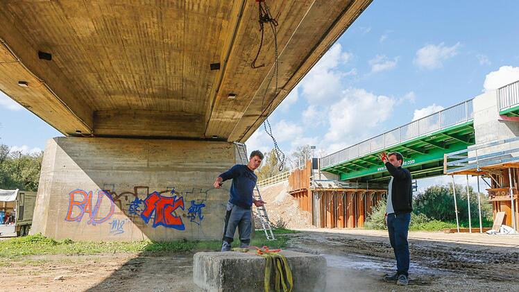 Testaufbau von unten: Ein 1,5 Tonnen schweres Gewicht wird einige Zentimeter hochgezogen und fallengelassen. Die Sensoren messen jetzt, wie die Brücke "zurückschnelzt". Foto: Matthias Hoch