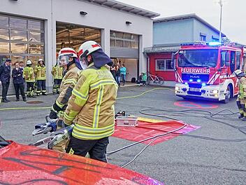 In maximal vier Minuten m&uuml;ssen alle grundlegenden T&auml;tigkeiten bei einem fiktiven Verkehrsunfall erledigt sein. Links die Vornahme von Rettungsschere und Spreizer durch den Angriffstrupp  Foto: Sebastian M&uuml;ller
