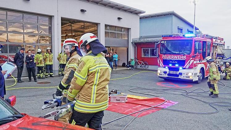 In maximal vier Minuten m&uuml;ssen alle grundlegenden T&auml;tigkeiten bei einem fiktiven Verkehrsunfall erledigt sein. Links die Vornahme von Rettungsschere und Spreizer durch den Angriffstrupp  Foto: Sebastian M&uuml;ller