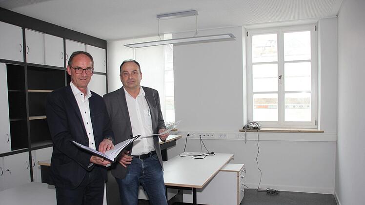 Georg Schönmüller (links) und Günther Daum studieren die Baustellen-Unterlagen. Foto: Andreas Schmitt