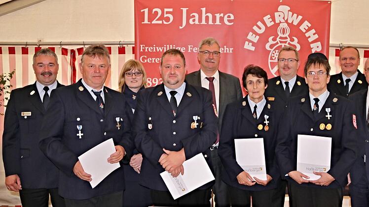 Für langjährigen aktiven Dienst in der Feuerwehr wurden (vordere Reihe, von links) geehrt: Wilfried Schmidt (40 Jahre), Udo Schwappach, Kerstin Wendler und Anita Karl (25 Jahre). Ihnen gratulierten (hinten, von rechts): Landrat Wilhelm Schneider, Kreisbrandinspektor Thomas Habermann, Kreisbrandrat Ralf Dressel, Bürgermeister Helmut Dietz, Feuerwehrreferentin Sandra Schramm und Kreisbrandmeister Ralph Morgenroth.Helmut Will