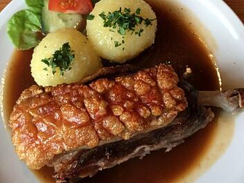 Was gibt es besseres als ein ofenfrisches Schäuferla mit Klößen? Nichts - findet auch die Franken-Partei und wünscht sich mehr fränkisches Essen in oberbayerischen Kantinen. Symbolfoto: inFrankenPix