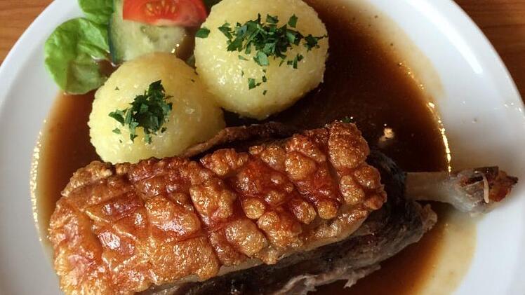 Was gibt es besseres als ein ofenfrisches Schäuferla mit Klößen? Nichts - findet auch die Franken-Partei und wünscht sich mehr fränkisches Essen in oberbayerischen Kantinen. Symbolfoto: inFrankenPix