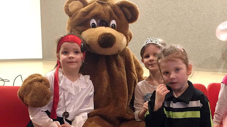 Sogar Bär Bruno gab sich beim Kinder-Fasching in Friesen die Ehre. Foto: Heike Schülein
