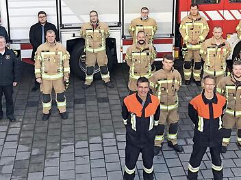 Die erfolgreichen Feuerwehrleute mit den Vertretern der FFW-Führung sowie den Ausbildern und Schiedsrichtern  Foto: Feuerwehr Ebelsbach