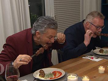 Echte Kerle essen das Fleisch natürlich direkt vom Spieß.