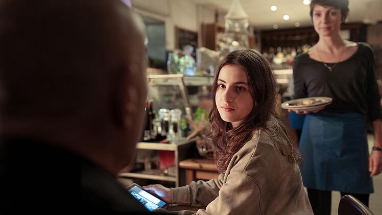 Der mysteriöse Hagen (Heiner Lauterbach) besucht Ermittlerin Elena (Julia Koschitz, rechts) und ihre Tochter Dorea (Stella Spörrle) im Restaurant ihrer Familie.