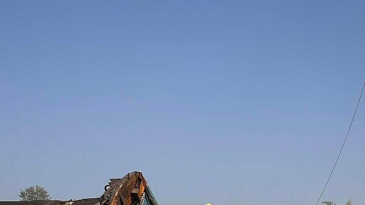 Zug kracht in Baukran