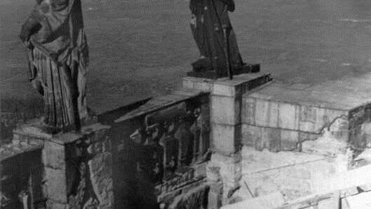 Blick von der teilweise zerstörten katholischen Hofkirche über die Elbe auf die Dresdner Neustadt, aufgenommen im Jahr 1945. In der Nacht zum 14. Februar 1945 hatten amerikanische und britische Flugzeuge Dresden angegriffen.  Foto: dpa