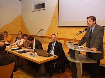 Bürgermeister und Landratskandidat Hermann Ulm hält eine Rede. Die Mitglieder des CSU-Kreisvorstands, Gerold Braunreuther, Konrad Rosenzweig, Gisela Steinlein, Stefan Förtsch, Graf Bentzel und Martin Walz, hören zu.  Foto: Franz Galster