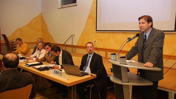 Bürgermeister und Landratskandidat Hermann Ulm hält eine Rede. Die Mitglieder des CSU-Kreisvorstands, Gerold Braunreuther, Konrad Rosenzweig, Gisela Steinlein, Stefan Förtsch, Graf Bentzel und Martin Walz, hören zu.  Foto: Franz Galster
