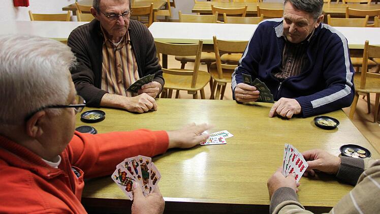 Die Schafkopfrunde - von links: Helmut Reinhardt, Gerhard Schmidt, Gerhard Müller und ...
