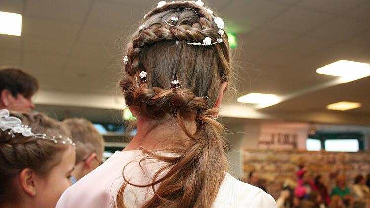 Auffallend bei den diesjährigen Trends: kunstvolle Flechtfrisuren mit zurückhaltendem Kopfschmuck  Foto: Evi Seeger