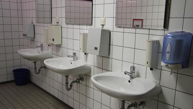 Die weißen Fliesen bis zur Decke sind nicht sonderlich ansprechend, doch sie erfüllen noch ihren Zweck.