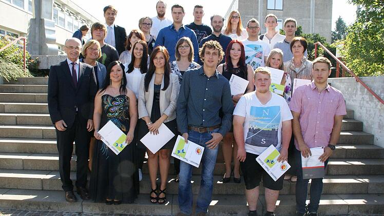 Mehr Klassenbeste als Klassen gab es in diesem Jahr an der Heinrich-Thein-Berufsschule, denn oftmals waren zwei Schülerinnen oder Schüler schnittgleich. Foto: Sabine Weinbeer