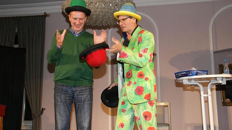 Mäc Härder ist nicht nur bekannt für seinen Wortwitz, sondern auch für seine Jonglagen. Für die Hut-Jonglage musste kurzerhand Bürgermeister Michael Ziegler herhalten und der hatte schnell den Bogen raus. Foto: Sabine Weinbeer