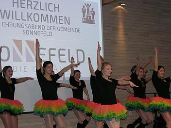 Sportlichen Schwung brachte die Gruppe Danc4fun auf die Bühne. Foto: Klaus Oelzner