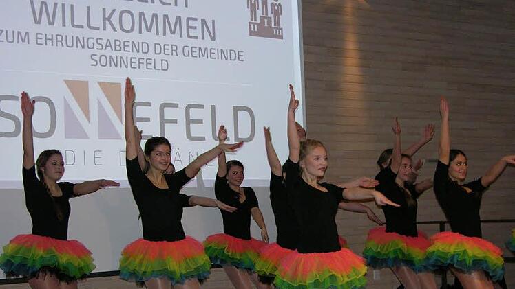 Sportlichen Schwung brachte die Gruppe Danc4fun auf die Bühne. Foto: Klaus Oelzner